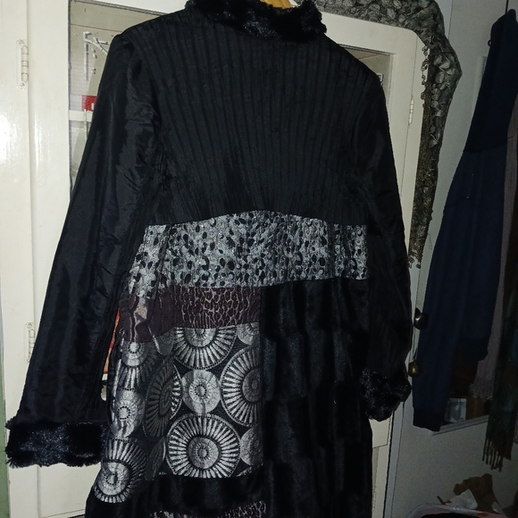 Lindi size large coat - Picture 3 of 11